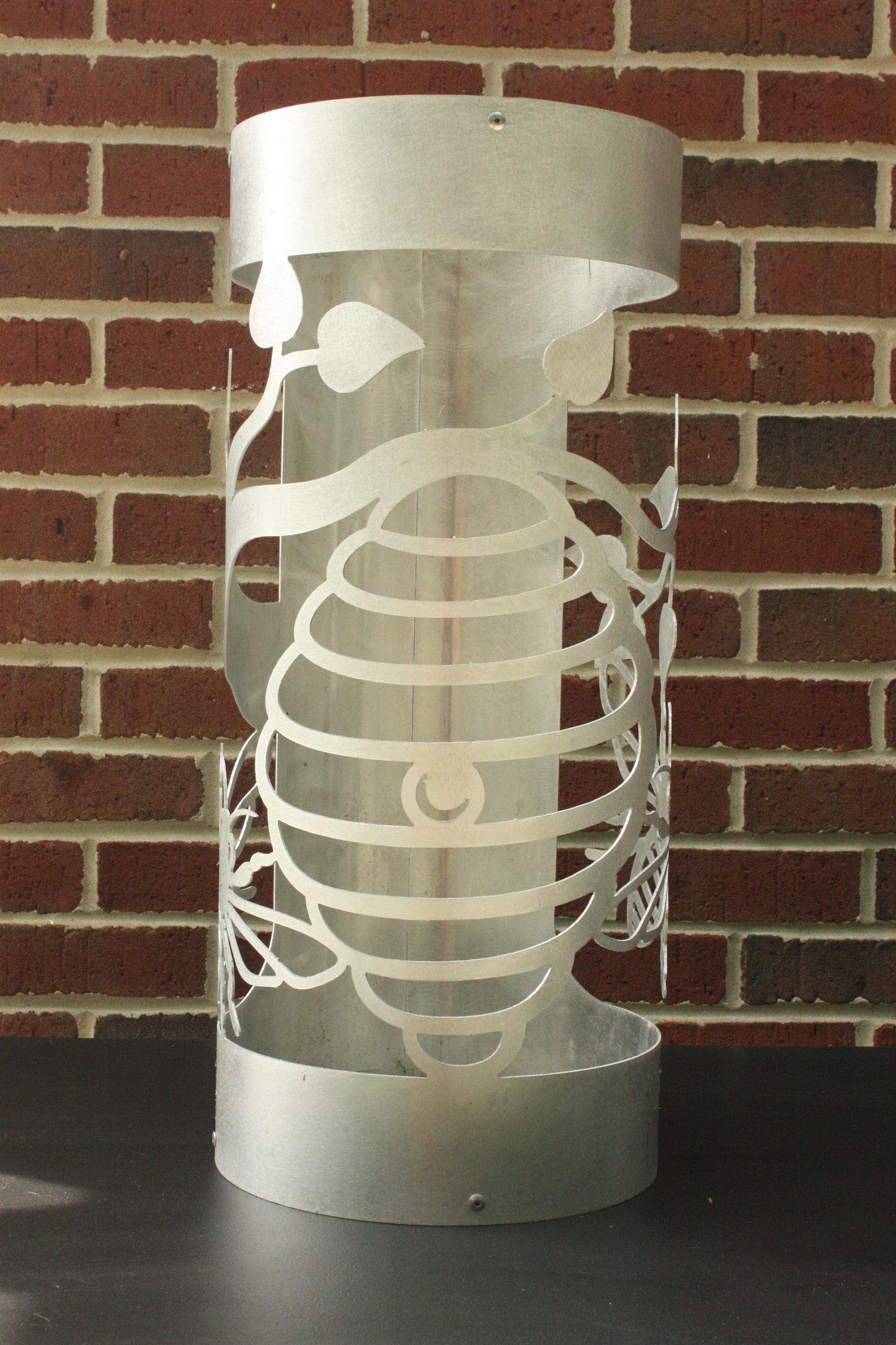 Beehive Planter Stand – Metal Flower Pot Holder for Garden Décor