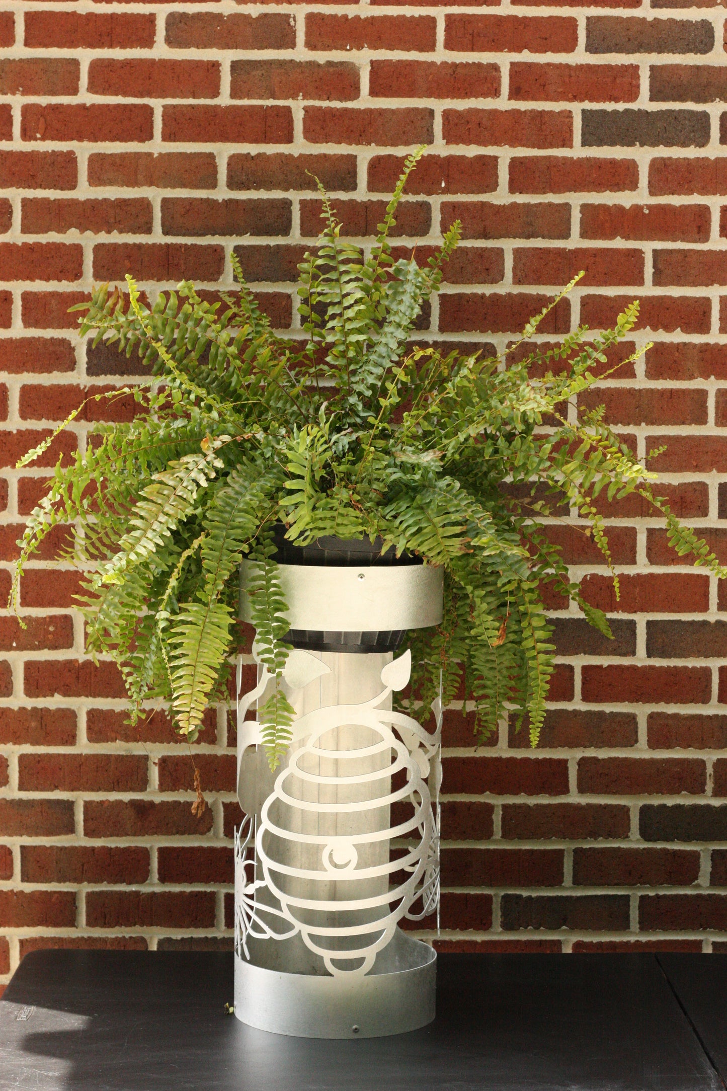 Beehive Planter Stand – Metal Flower Pot Holder for Garden Décor